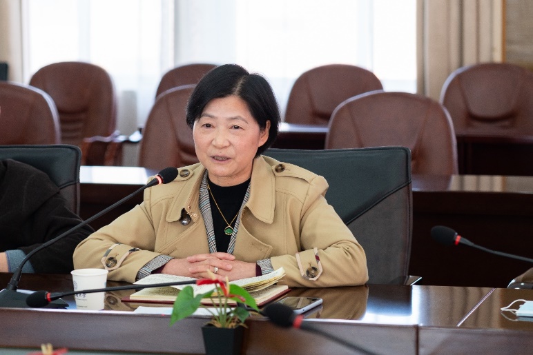 桌子前坐着穿蓝色衣服的人中度可信度描述已自动生成