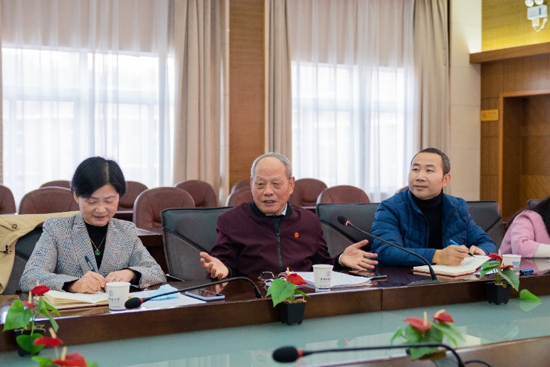 一群人坐在桌子前描述已自动生成