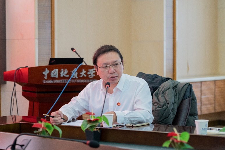 男人坐在桌子前中度可信度描述已自动生成