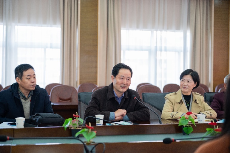 会议室里的人们描述已自动生成