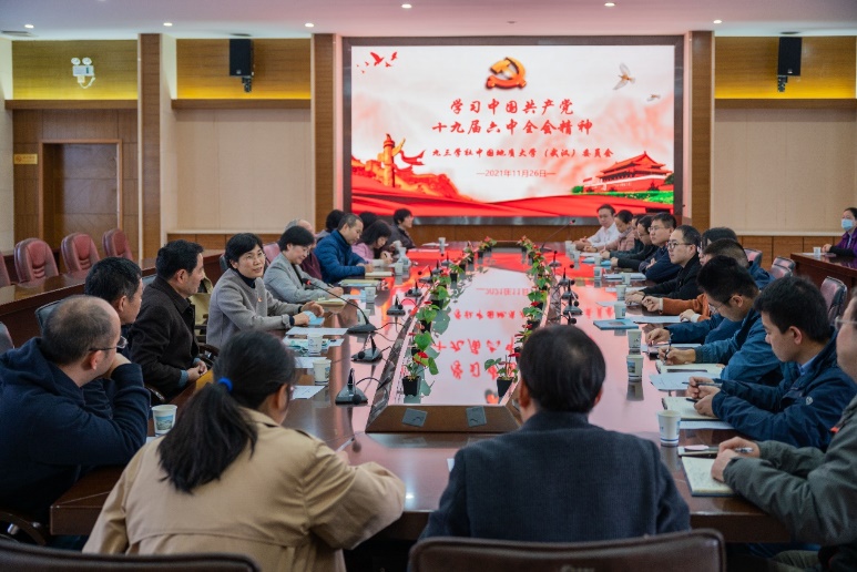 会议室里的人们描述已自动生成