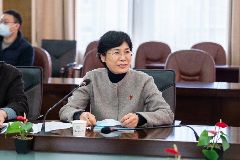 桌子前的人中度可信度描述已自动生成